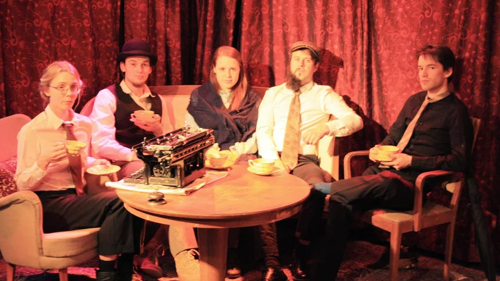 Cecilia Eriksson, Jakob Elofsson, Amanda Haker, Hannes Niklasson och Michael Persson spelar poliser i den här scenen från Mordet på Gretas kafferep.