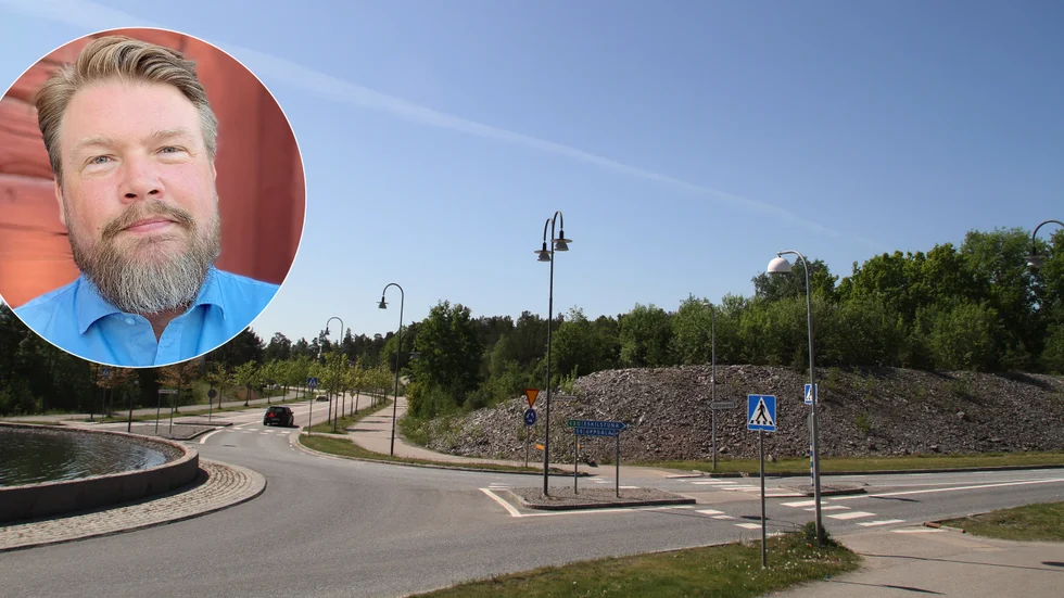 "Det finns stora vägar runt omkring, Söderleden, (till vänster i bild), och Västerportsleden. Det gör att det blir andra utmaningar än om marken skulle legat inne i ett villaområde", säger Anders Härnbro (S), miljö- och samhällsbyggnadsnämndens ordförande. Skoltomten planeras till höger i bild.