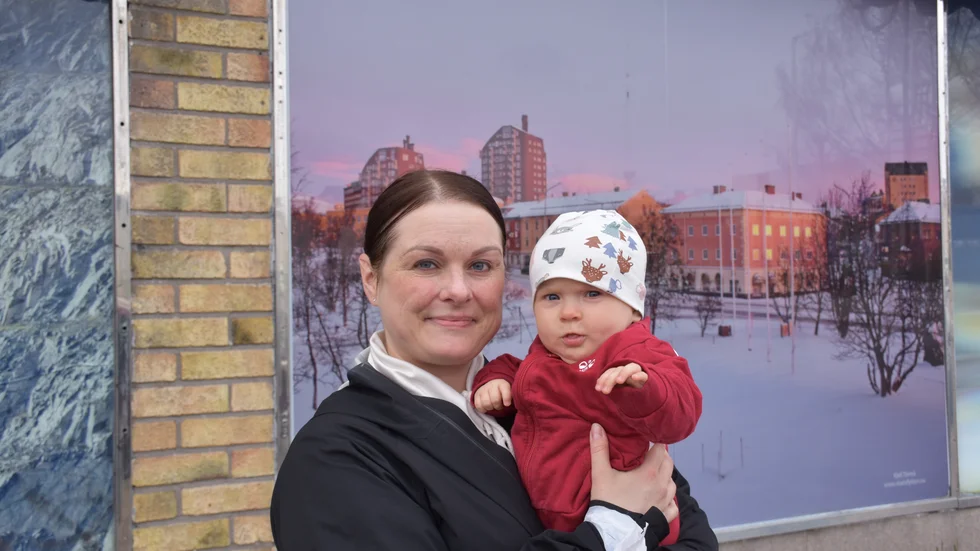 Hege Hansen med sitt barn.