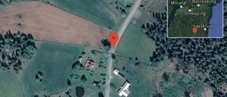 En personbil i singelolycka