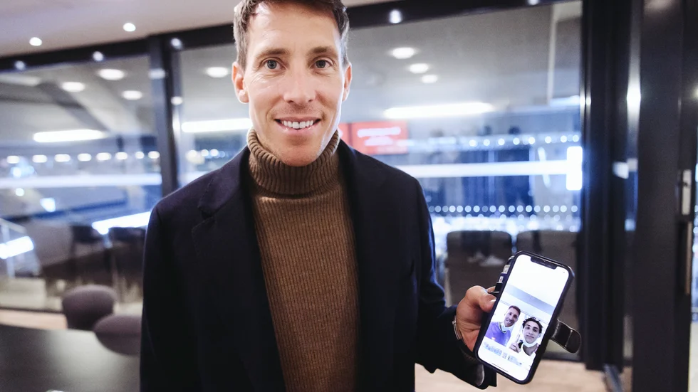 Ryttarstjärnan Henrik von Eckermann kunde inte motstå möjligheten att få en selfie med Armand Duplantis.