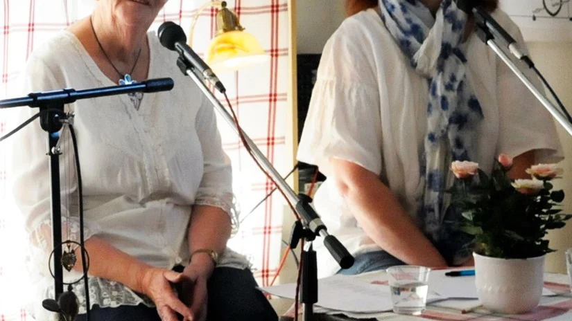 Meta och Carina. Margareta Andreasson i samtal med dottern.