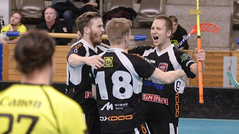 Joakim Nilsson, Johan Björk och Emil Lundmark firar ett av Skellefteå IBK:s mål i kvalmatchen mot TBS Umeå som slutade med 7–0-seger. Foto: Jeanette Lövgren