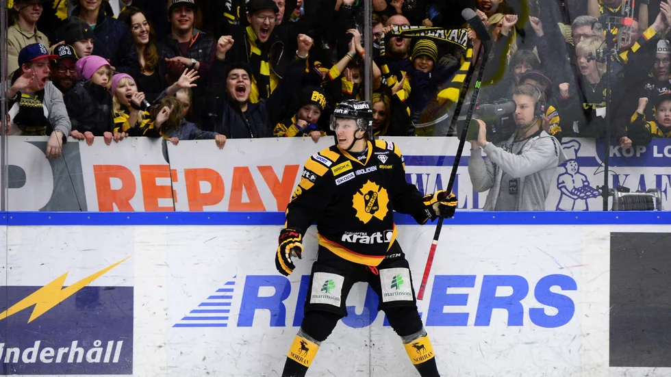 Publikfavorit. Oskar Sundqvist är populär bland fansen för sin förmåga att alltid ge allt på isen.