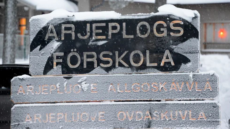 Föräldrar till barn på en avdelning på Arjeplogs förskola riktar kritik mot ledningen. "Ingen har fått information om att metoden med stolen används. Det uppdagades när barn kom hem och berättade", säger en förälder. 