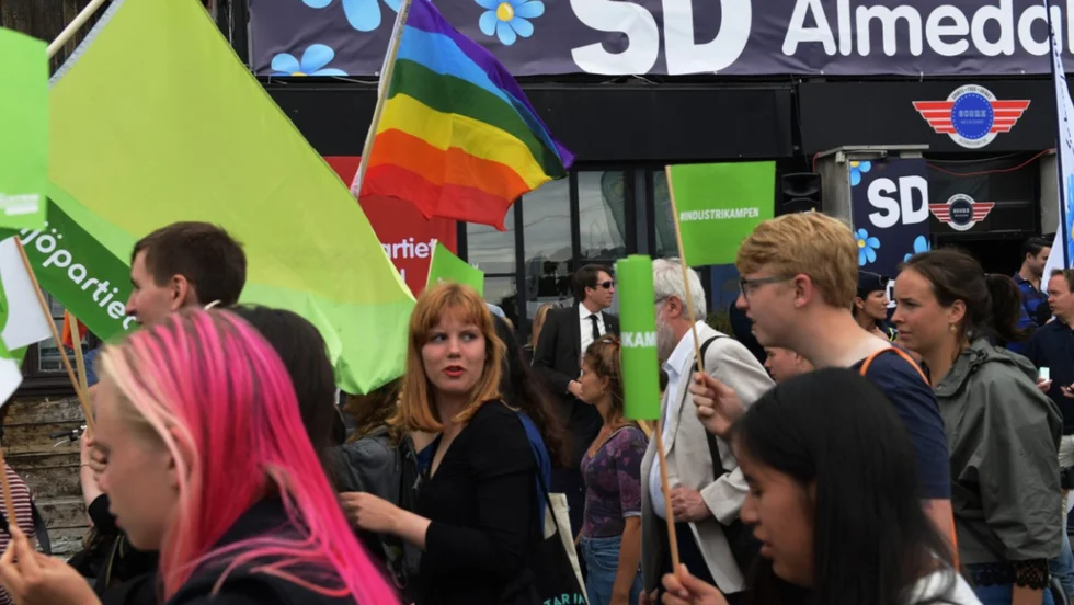 VISBY 2017-07-07
Mångfaldsparaden under politikerveckan i Almedalen passerar Sverigedemokraternas samlingsplats på sin paradväg. 
Foto Henrik Montgomery / TT kod 10060