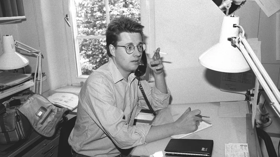 Författaren Stieg Larsson vid sitt skrivbord på TT:s feature- och bildredaktion vid Kungsholmstorg i Stockholm 1984.