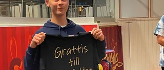 Här firar William VM-guldet med moderklubben BK Domino