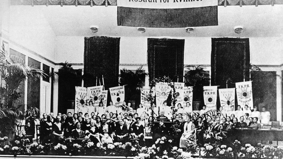 Vi har nyligen firat 100-årsdagen av när Sverige införde ”allmän och lika rösträtt”. Landsföreningen för kvinnans politiska rösträtt har segermöte i Musikaliska akademien med högtidstal av Ellen Key.