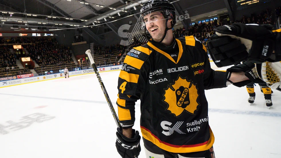 181115 Skellefteås Bud Holloway jublar efter hans 3-0-mål, hans första för säsongen,  under ishockeymatchen i SHL mellan Skellefteå och Malmö Redhawks den 15 november 2018 i Skellefteå.Foto: Ola Westerberg / BILDBYRN / Cop 117