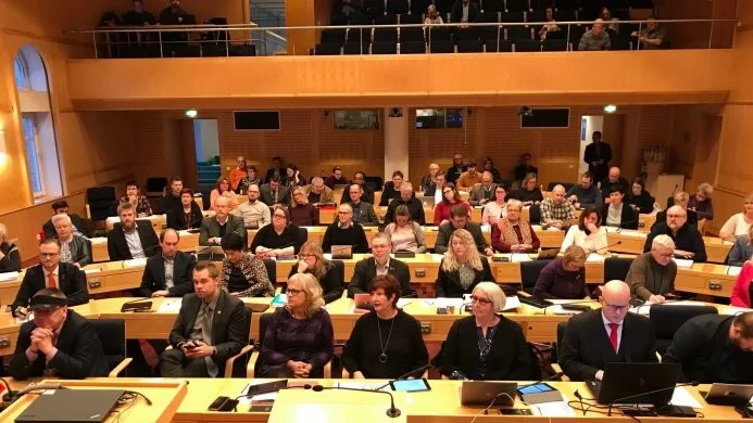 För första gången sammanträder nu fullmäktige för den nya regionkommunen.