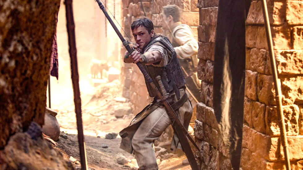 Taron Egerton får naturligtvis visa prov på sin skicklighet med pilbågen i rollen som Robin Hood. 