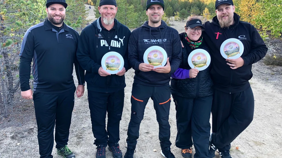 Skellefteå Discgolf efter nya framgångar på Norra Discgolftouren på Wasteland. Från vänster: Joakim Broman, Jimmy Dahl, Johannes Högberg, Emelie Åström, Teemu Mutikainen.