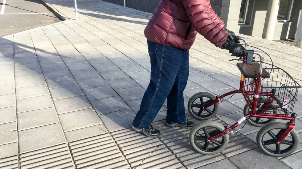 Mannen slog, enligt åtalet, en kvinna med rullator.