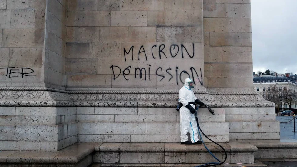 President Macron höjer minimilöner i Frankrike. Kan låta bra kanske. Men inte i Magnus Hedbergs öron. Politisk lönesättning är ett "otyg" skriver Hedberg.