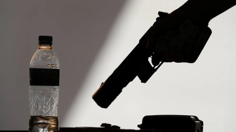 Pistol. Mannens vapen var inte fungerande – men anmälningspliktigt. Han döms därmed också för vapenbrott.