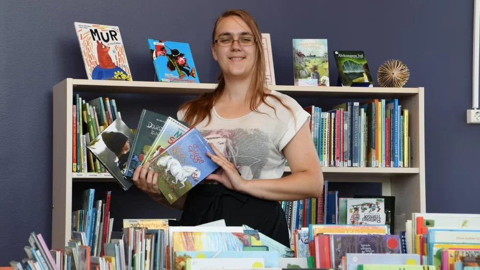 Bibliotekarie Maria Karlsson kommer att möta sina ungdomliga läsaere i deras hemmiljö under några sommarveckor.
