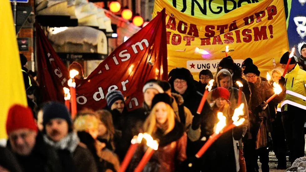 Vänstern har förlorat sig i rasimens och antirasismens perifera ideologier och sammandrabbningar. De stora samhällsproblemen lämnas till andra att ta hand om.