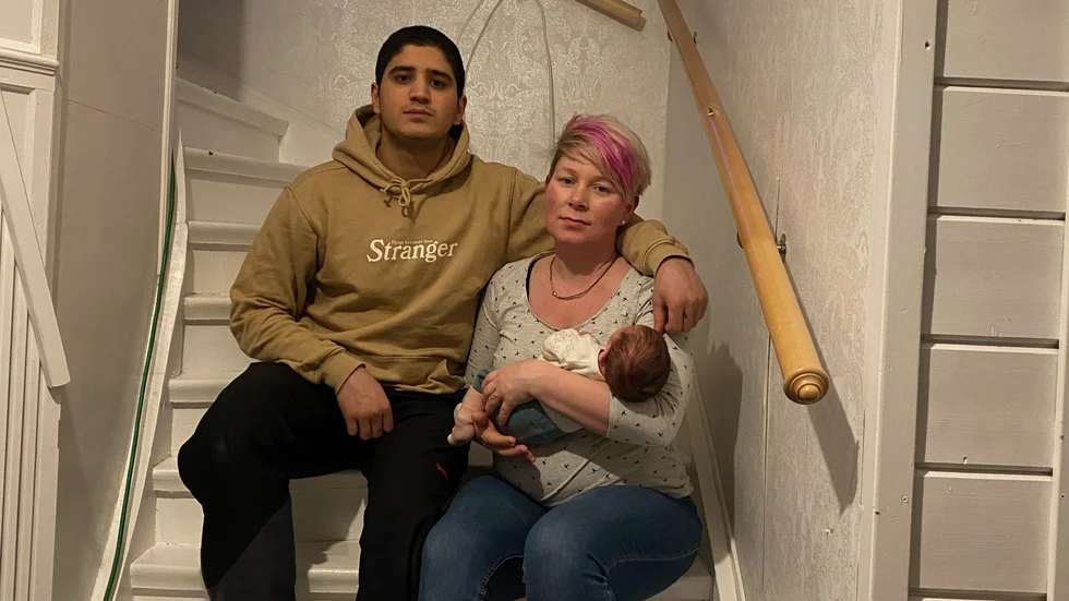 Helal Qorbani och Christine Brännvall pustar ut med sin nyfödda dotter efter den dramatiska förlossningen. 