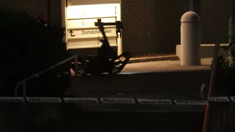 Natten till torsdag spärrades polishuset av efter att ett misstänkt föremål hittats utanför entrén.