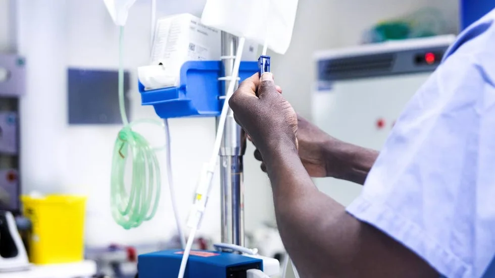 Det kan vara  bra att känna till sin familjs cancerhistoria. Därför pläderar dagens debattör bland annat för att genetisk testning ska bli mer tillgängligt.