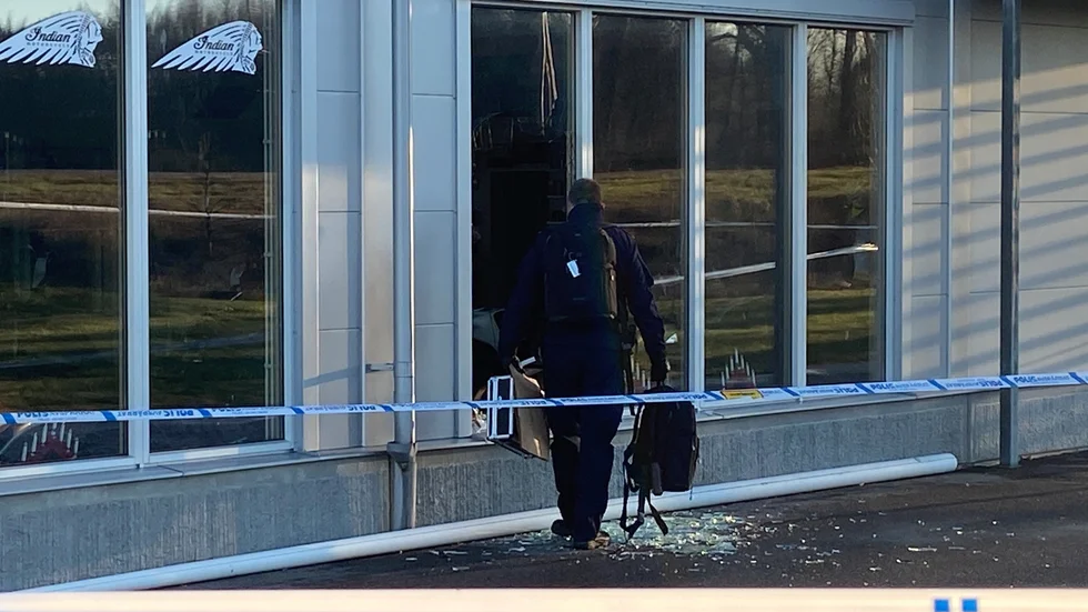 Polisens teori är att tjuvarna tog sig in genom att krossa ett stort fönster. Enligt butikens ägare verkar de stulna motorcyklarna ha försvunnit samma väg.