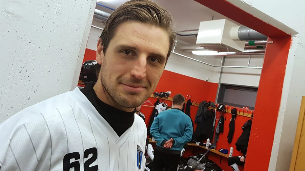 Daniel Bäck-Nirs i Sirius omklädningsrum efter kryssmatchen mot Sandviken. Han gjorde två av målen.