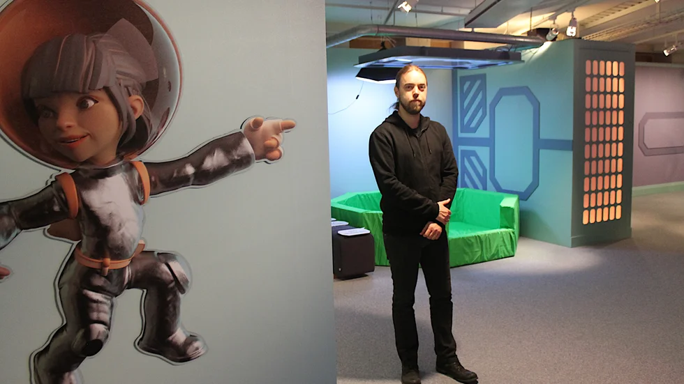 Välkommen till utställningen "Rymdskeppet" i Visualiseringscenter i Norrköping. Zoey och projektledare Thomas Clifford tar emot.