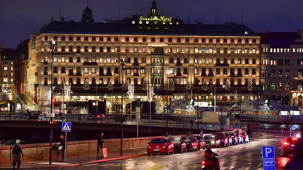 Simon Olofsson försökte hitta julstämningen på Grand Hotel men mötte motstånd i en mur av frackbeklädda män.