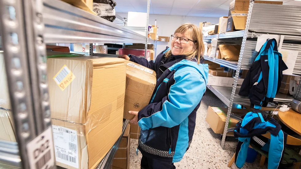 Lena Buskas har jobbat länge på Postnord. Hon tycker att det är tungt men roligt att jobba med julpaketen. Men folk borde ha klickat på QR-koden innan de kommer.