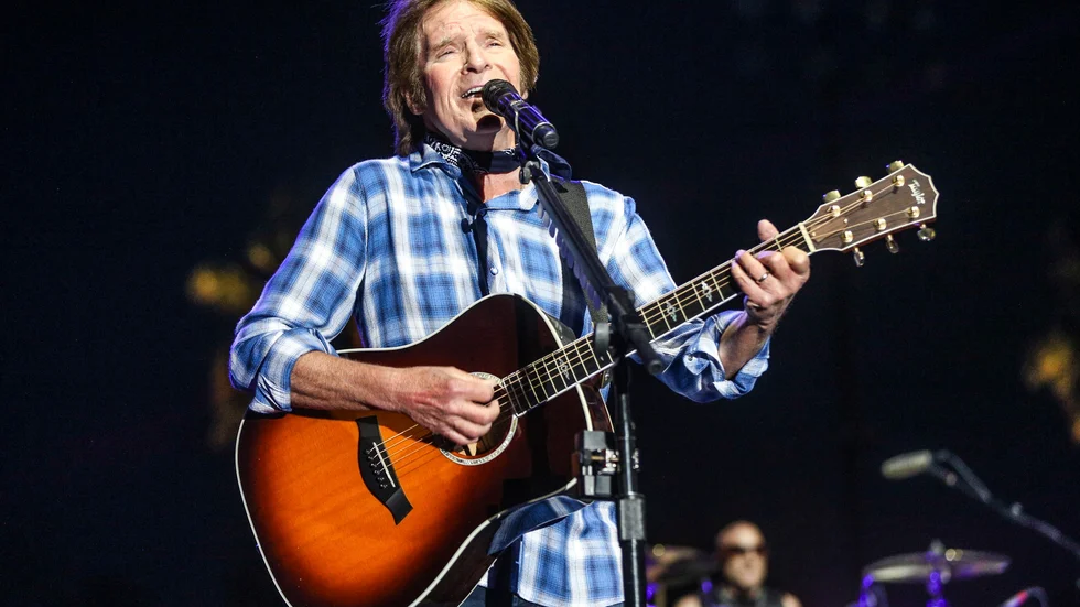 John Fogerty, en av de allra tyngsta amerikanska rockelefanterna, kommer till Botaniska trädgården 5 juni 2022.
