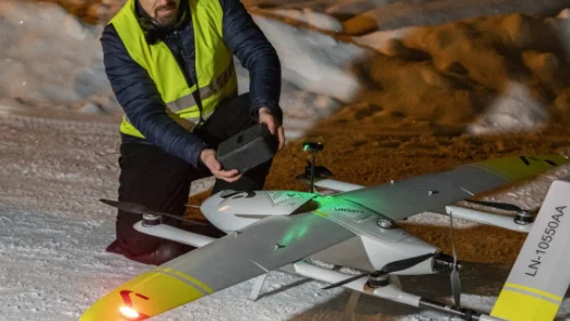 Drönarpiloten Fredrik Björkenäs från bolaget Aviant AS plockar fram covidtestet från drönaren som precis landat från Storuman.
