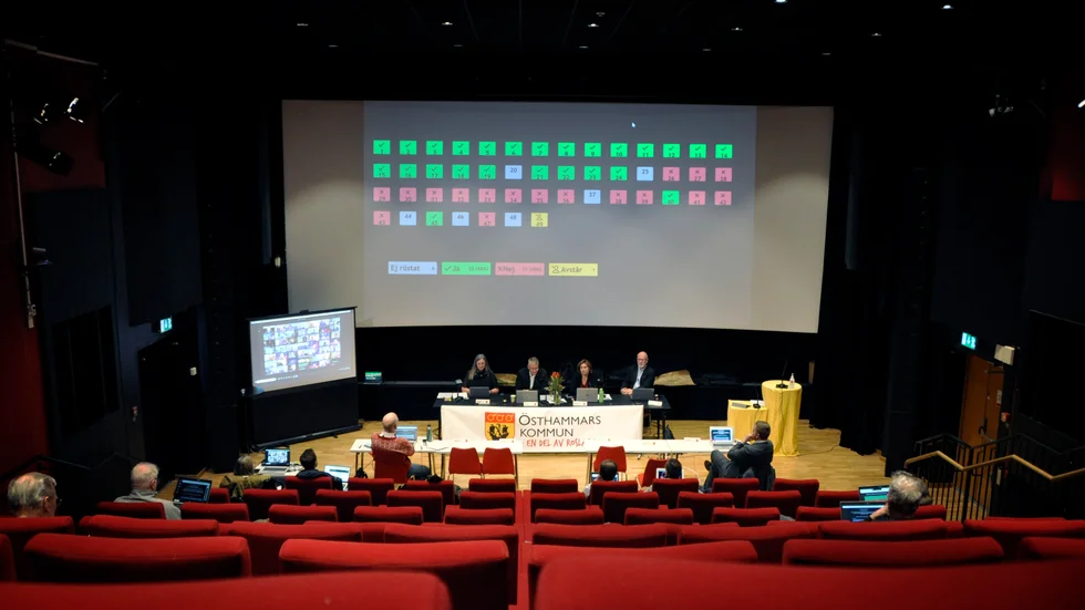Kommunen köpte in datorer för pengar som ska användas till slutförvarsfrågan. Nu tvingas man betala tillbaka.
