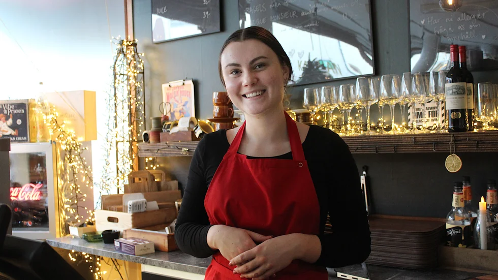 Stina Hermansson, Västervik: "Jag skulle nog säga tomtegröt och julskinka och hemmagjorda köttbullar. Det är mormor som gör köttbullarna. Sedan är fikat viktigt också, med saffransbullar och pepparkakor."