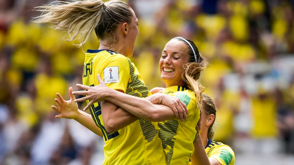 Kosovare Asllani och Fridolina Rolfö fick jubla tillsammans under fotbolls-VM 2019 – men i Champions League ställs de emot varandra. Arkivbild.