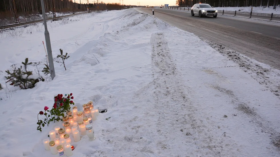 En mängd ljus vittnar om den tragiska trafikolyckan som kostade livet på en 20-årig kvinna. Olycksplatsen ligger utanför Södra Svartbyn.