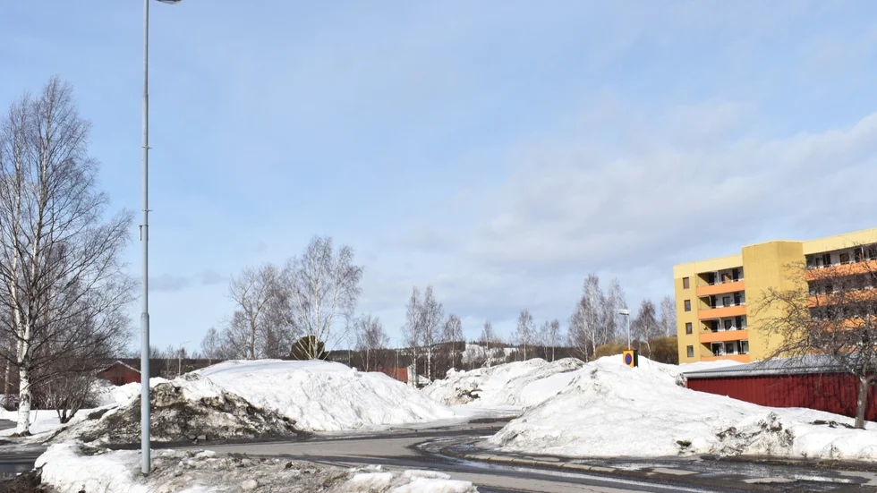 Bakom snöhögarna ligger tomten där det ska byggas. 