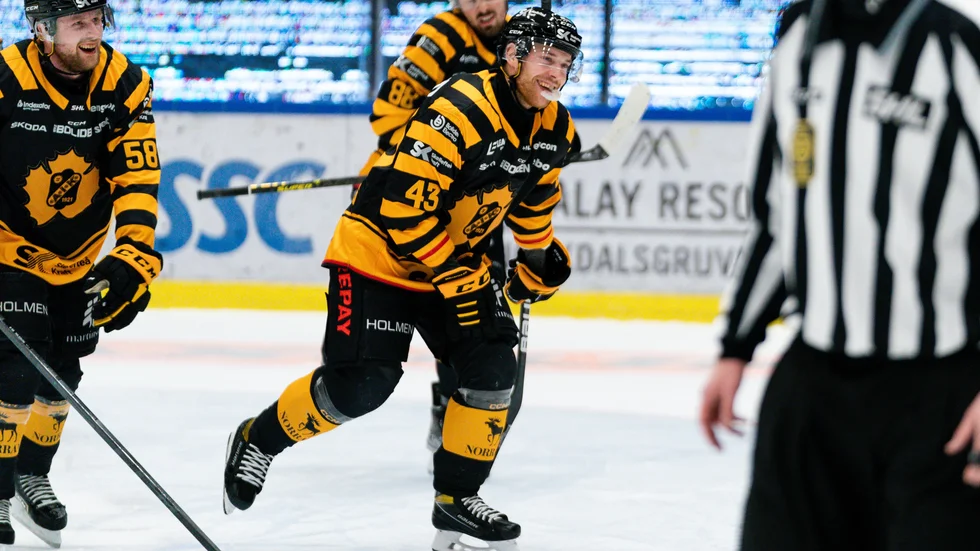 Filip Sandberg jublar efter att ha gjort sitt första mål i AIK-tröjan.