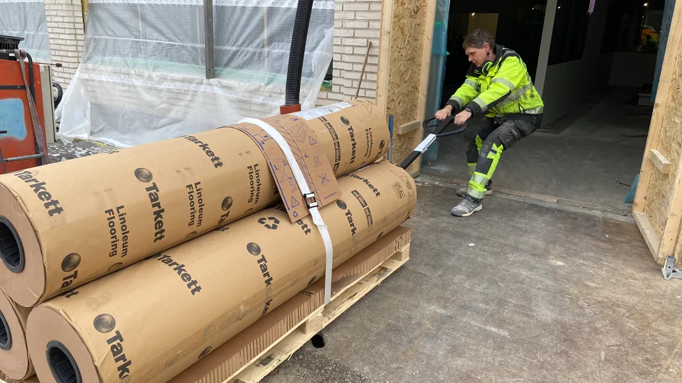 Platschef Rickard Siverskog drar in en pall lastad med golvmattor. 