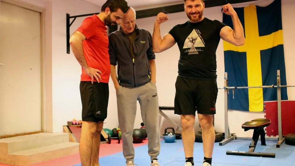 Tränarna Judi Othman och Krister Segerberg konstaterar att vågen visade lite för mycket när Samo Jangirov ställde sig på den inför bältesmatchen. Men Samo behöver inte sätta sig i bastun för att svettas ut övervikten efter att matchen ställts in.