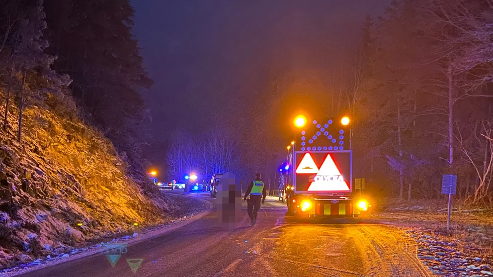 Väg 1136 var en stund efter olyckan helt avstängd i samband med räddningsarbetet.