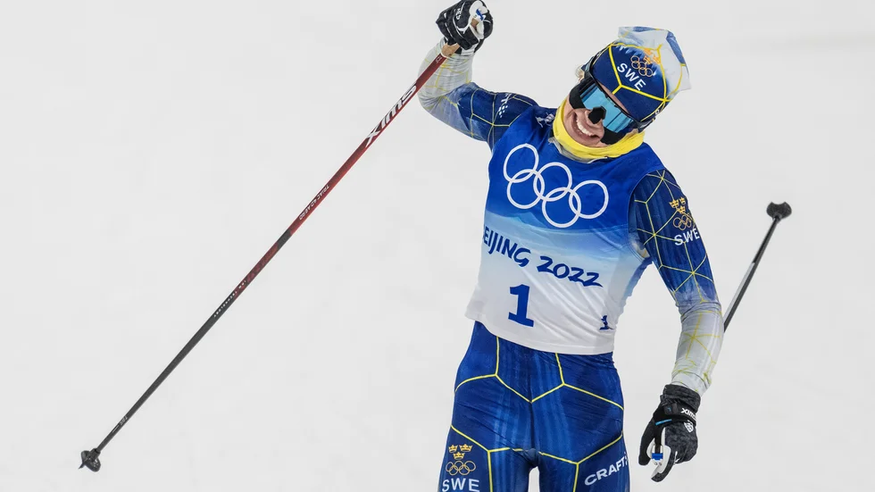 Högernäven i luften. Piteå Elits Jonna Sundling vann sprinten i OS i förkrossande överlägsen stil.