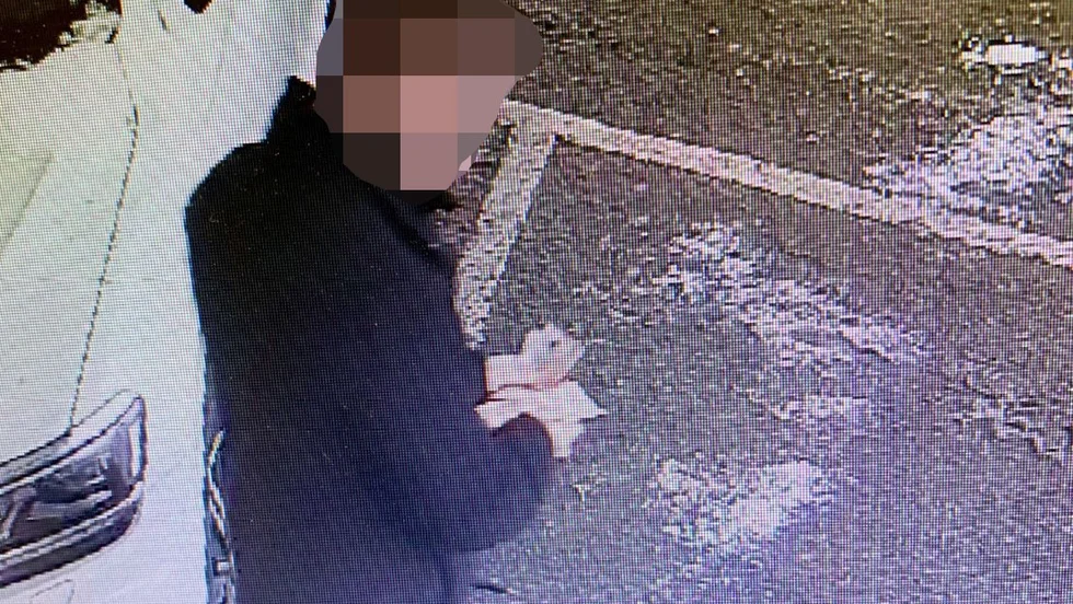 Mannen i 30-årsåldern räknar pengar i samband med köpet av 2,7 kilo cannabis. Men under förhandlingen menade han att han köpt drogerna med Bitcoins.