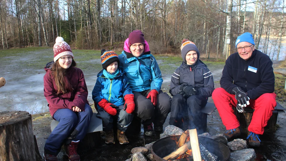 Familjen Ekestubbe på söndagsbesök i Lunddalen, från vänster Lovisa, Axel, Kerstin och Albin. Till höger Jens Rinman, ordförande hos Friluftsfrämjandet i Finspång.