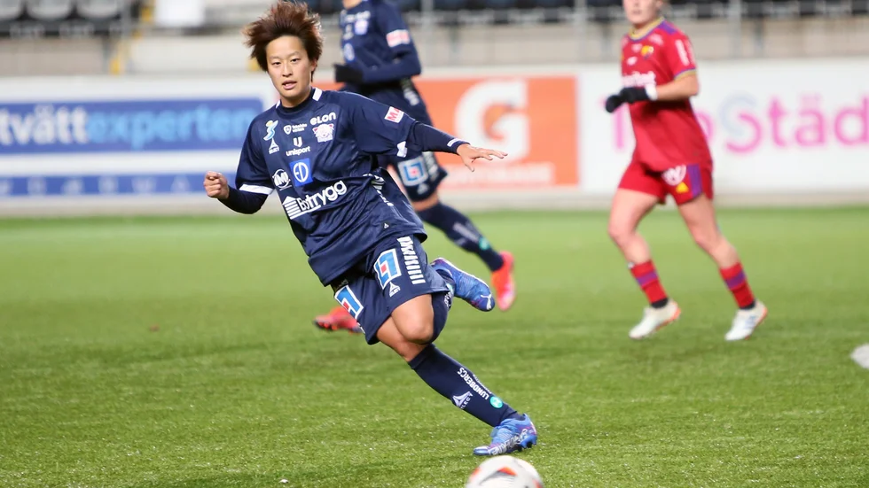 Saori Takarada har gjort sin debut i LFC-tröjan. Här i aktion i träningsmötet med allsvenska konkurrenten Djurgården på Linköping arena.