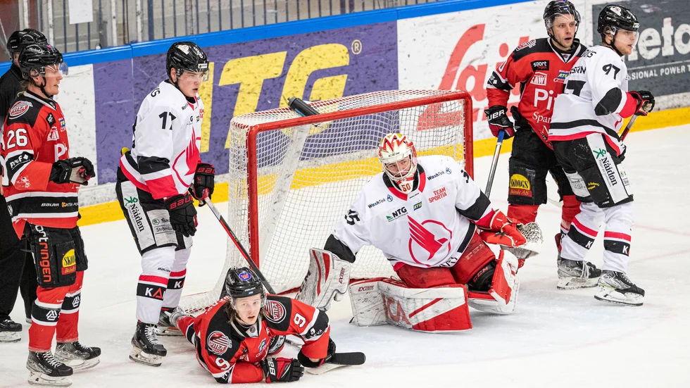 Piteå Hockey kom sällan in i de heta områdena framför Kalix målbur. Magnus Isaksson (längst till höger av Piteåspelarna) tyckte att man gjorde en bedrövlig insats på hemmais.