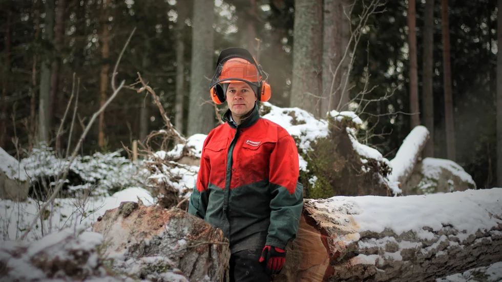 Martin Sundström äger 400 hektar skog, tillsammans med sin bror Tobias Sundström. Efter stormen Malik har de mellan 200 och 300 vindfällen, som nu måste tas om hand.