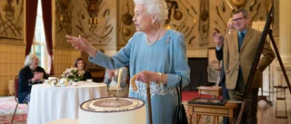 Drottningen skär tårta inför 70-årsjubileum
