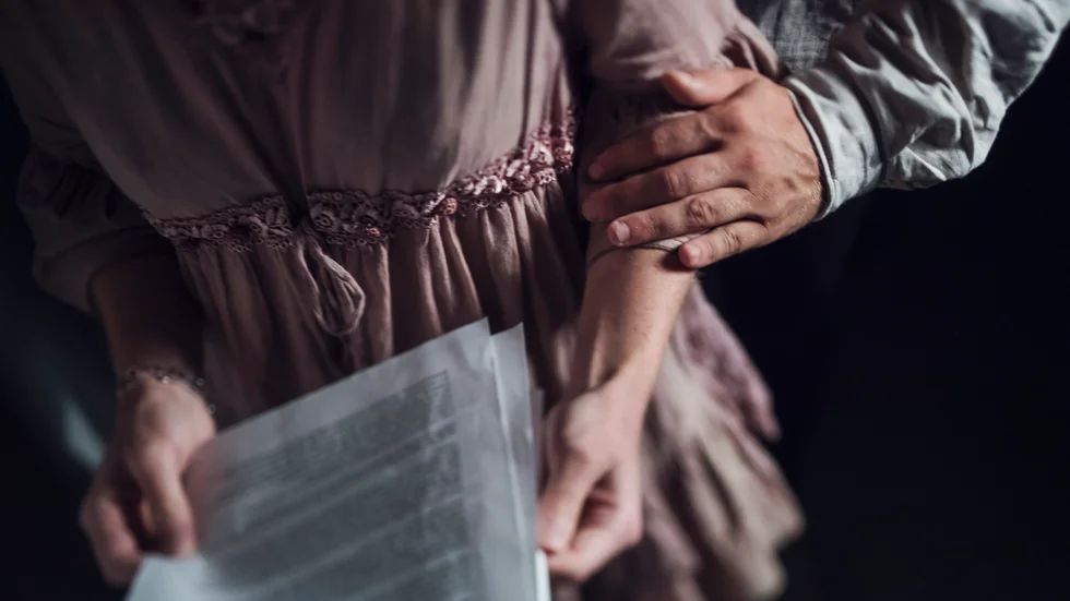 En nu 16-årig pojke har dömts till ungdomsvård efter att ha ofredat en flicka på skolan sexuellt. (Bilden är arrangerad och personerna är inte de som omnämns i artikeln)