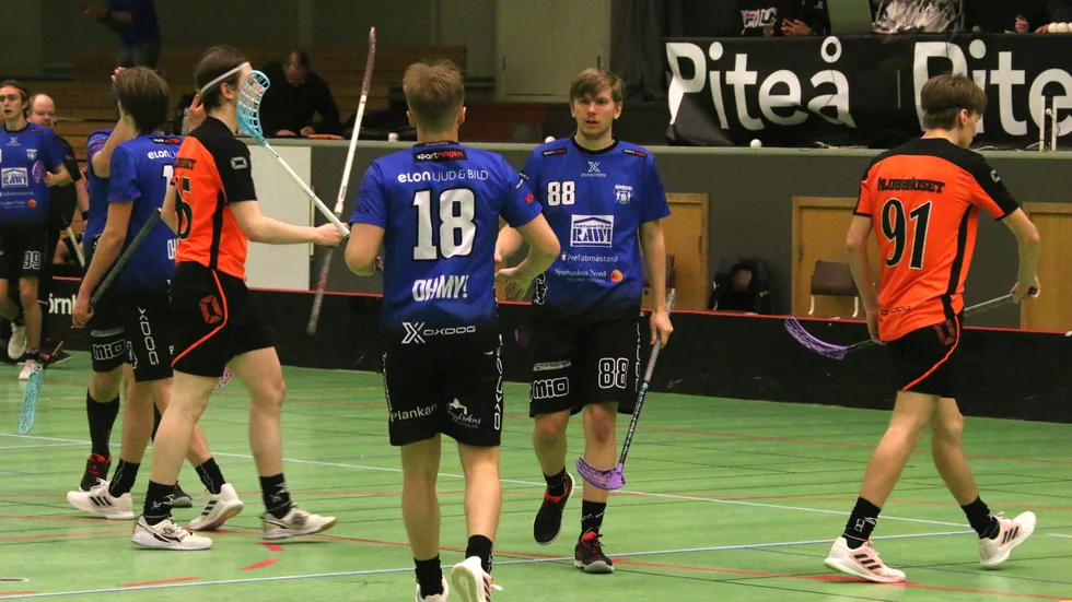 Jesper Nordmark (nummer 88) gjorde fyra mål för Öjebyn, men det räckte inte mot IBK Luleå. 